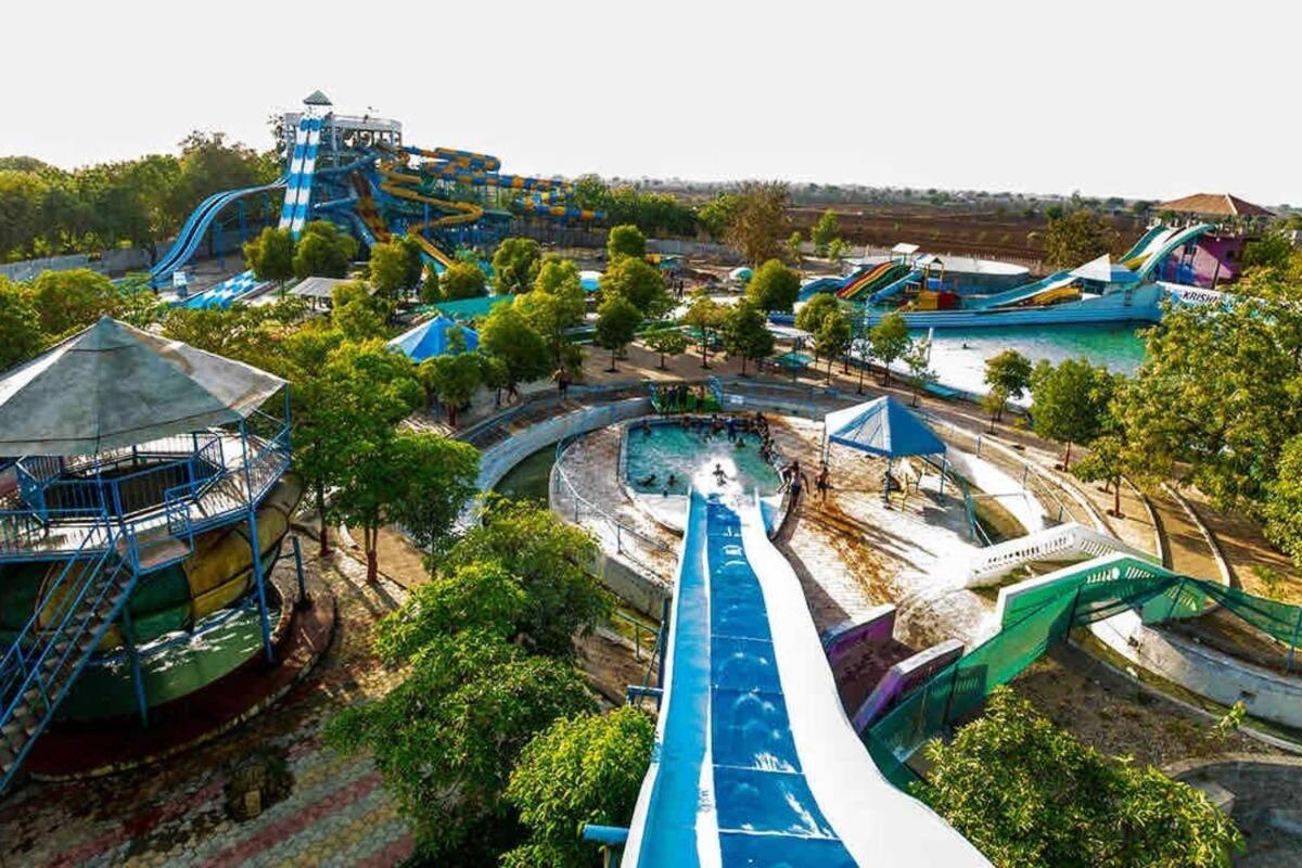 7 Seasons Palm Suite With Sky Orbit, Balcony, Swimming Pool, Wifi, Playground Rajkot Exterior foto